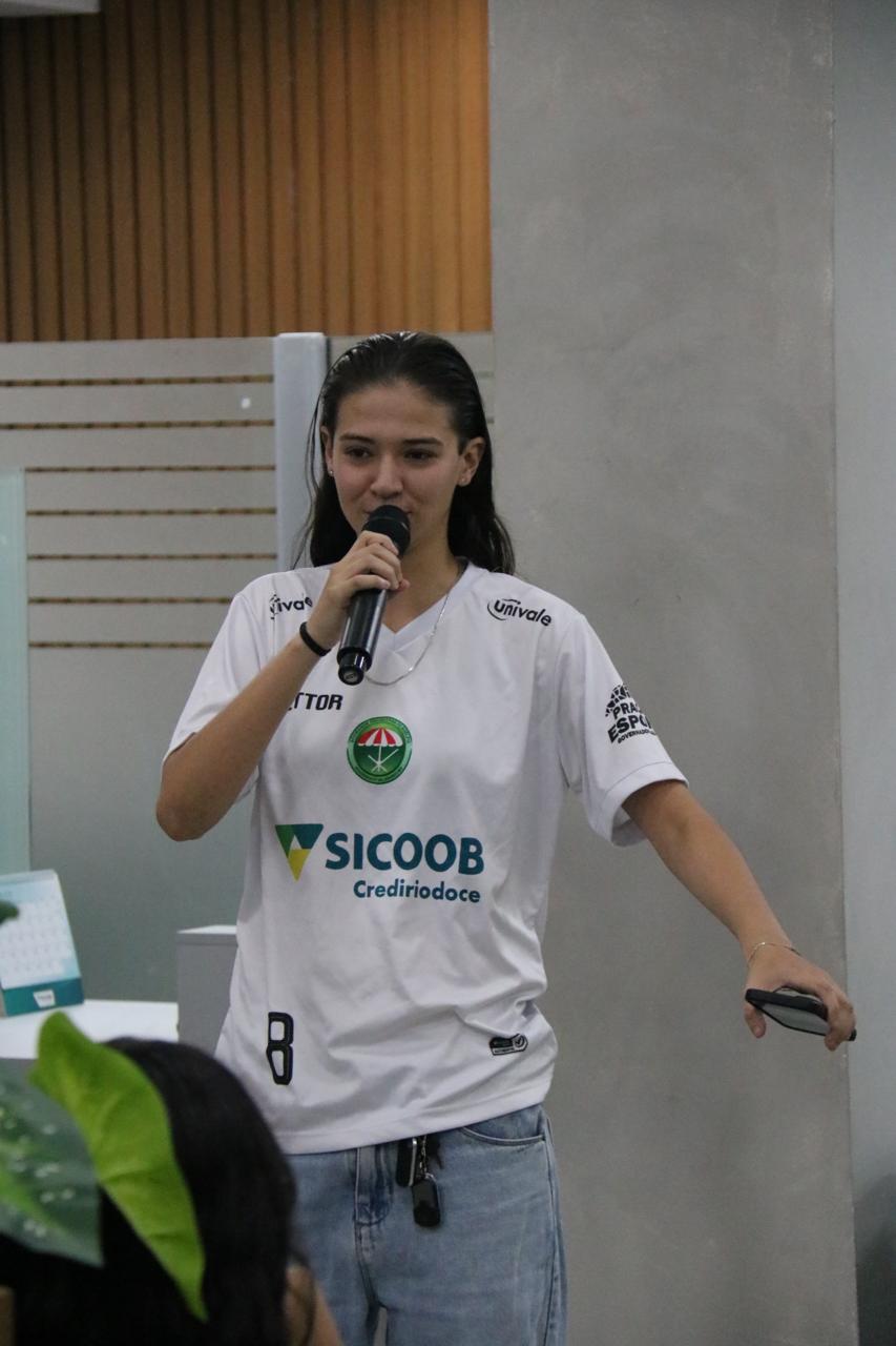Atleta Bárbara, uma das jovens assistidas pelo projeto que tem apoio do Sicoob Crediridoce
