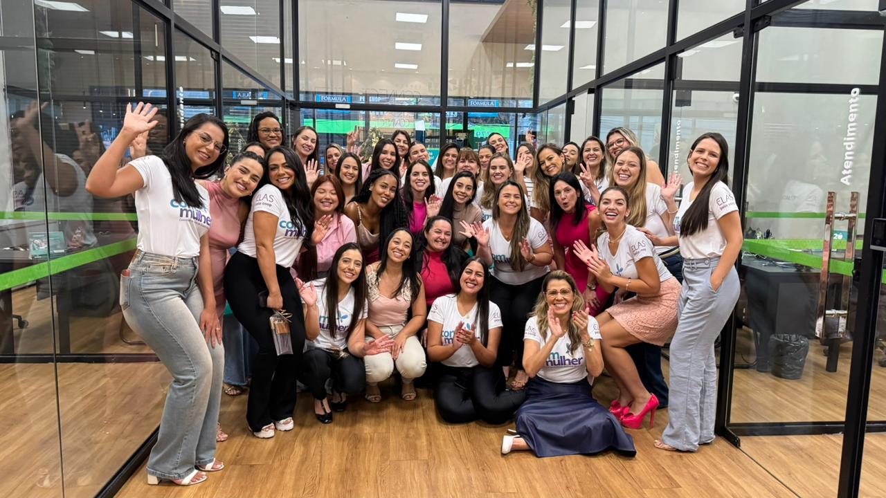 Mulheres reunidas em ação de desenvolvimento